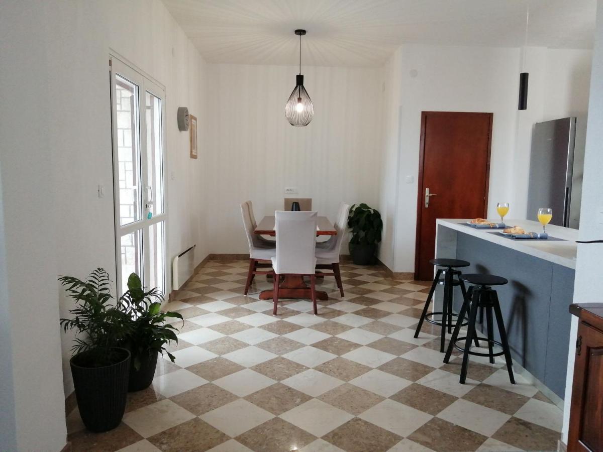 Apartments Jelka Postira Exterior photo